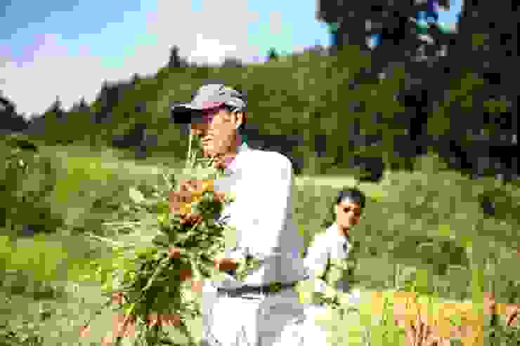 ▲日本當地農夫若井明夫，全程教授香港團隊種植技巧。（阿G 攝）