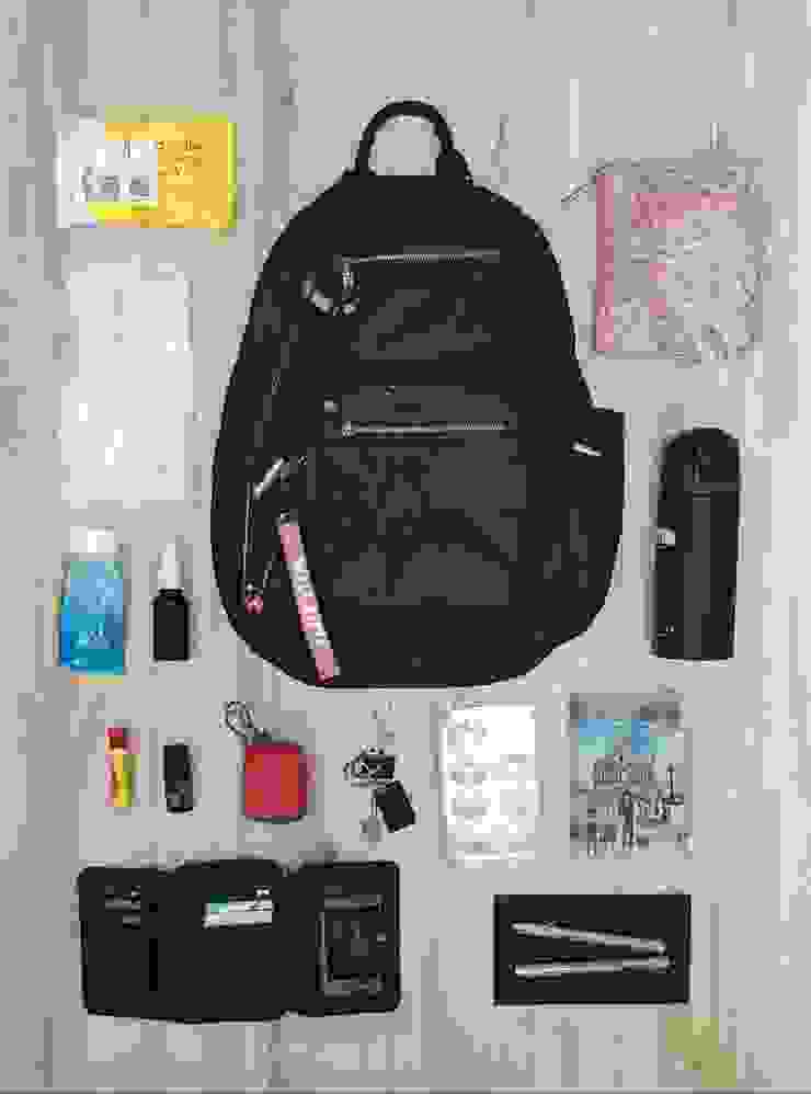 使用多年的雙肩背包，徒步環島第一天也是揹著它。右上角為充電包（305g），鑰匙旁邊為輕型購物袋（32g）。背包不含手機，含裝滿水的保溫瓶（522g），總重近2公斤。