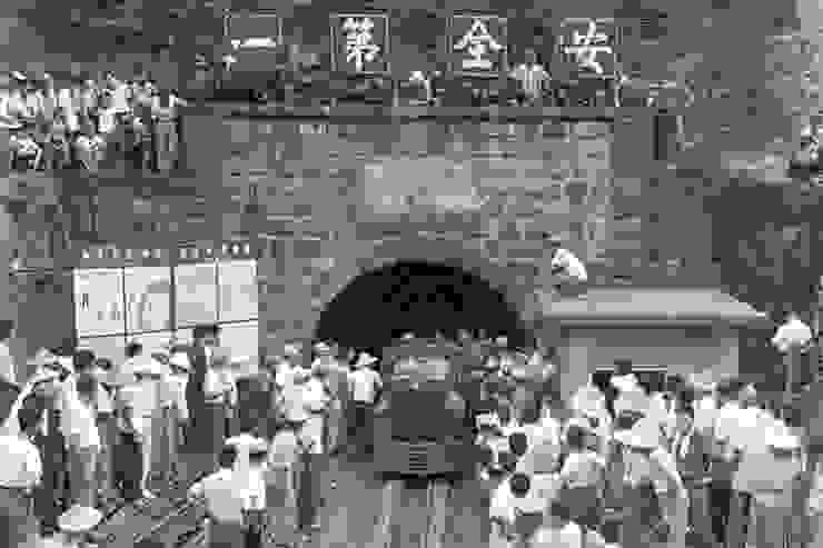 自清朝開始，台灣正式大規模的挖掘煤礦，為台灣經濟和礦區居民帶來了繁榮與安定的生活。圖中礦坑為瑞三礦場。（圖：聯合報）