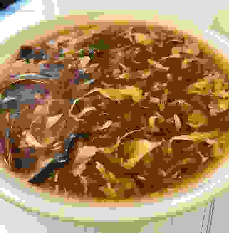碗仔翅：用雞絲、冬菇、木耳絲及冬粉燉煮而成的羹湯，味道有點類似台灣的酸辣湯，因冬粉口感與魚翅接近，因此叫碗仔翅。