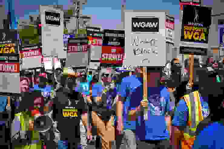 演員工會-美國電視和廣播藝人聯合會與美國編劇工會於2023年6月聯合舉行遊行示威