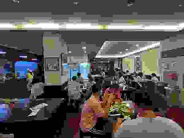 杭州小籠湯包的餐廳動線跟位置還算寬敞，桌跟桌之間顧客不會感到擁擠