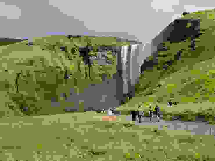 由停車場前往Skógafoss的途中。瀑布之前有條陡峭的山路可上到瀑布頂端，亦為Fimmvorduhals的登山口。
