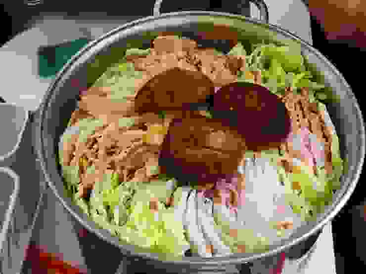 本隊大廚老闆精心排列的酸菜白肉鍋，一層一層的鋪排，光是看了就很療癒。