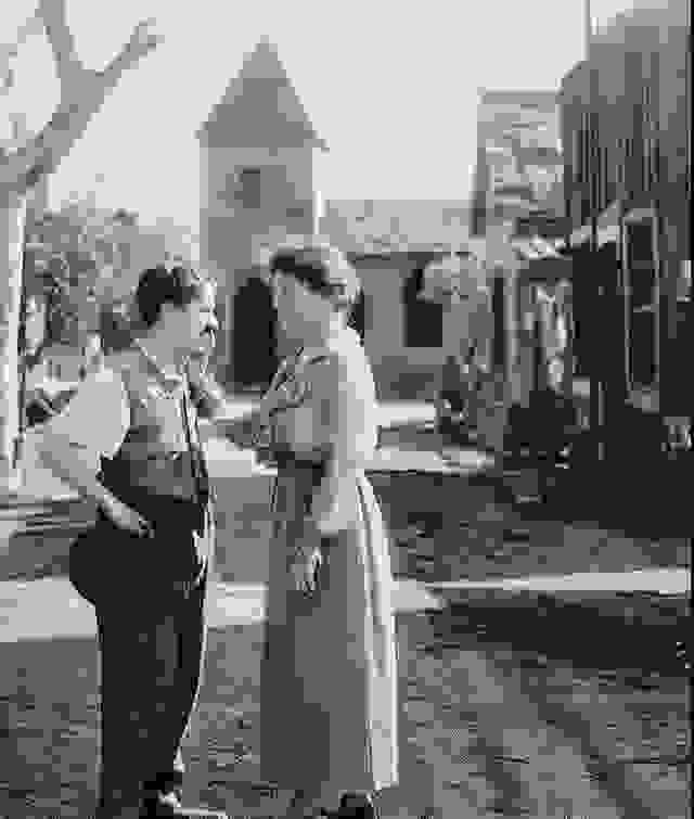 1919年，海倫·凱勒（《假如給我三天光明》的作者）在好萊塢遇見查理·卓別林。