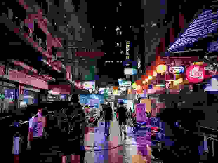下過雨的夜晚曼谷街頭