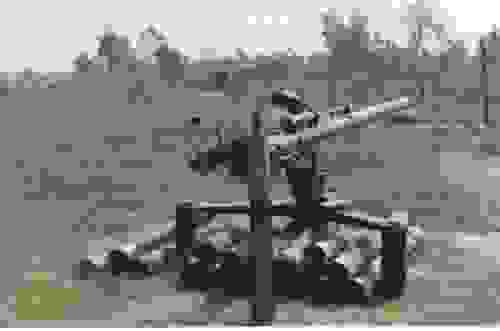 M40無後座力炮，發射M344反戰車高爆彈時有高達400毫米穿透深度，發射的M346高爆彈則有7.72磅裝藥，有效射程高達1350米。M40實際口徑是105毫米，只是為了避免和榴彈砲彈搞混美軍都是標示106毫米，但美軍還是經常搞混導致一線部隊收到錯誤的彈藥 - 而圍村也不例外。