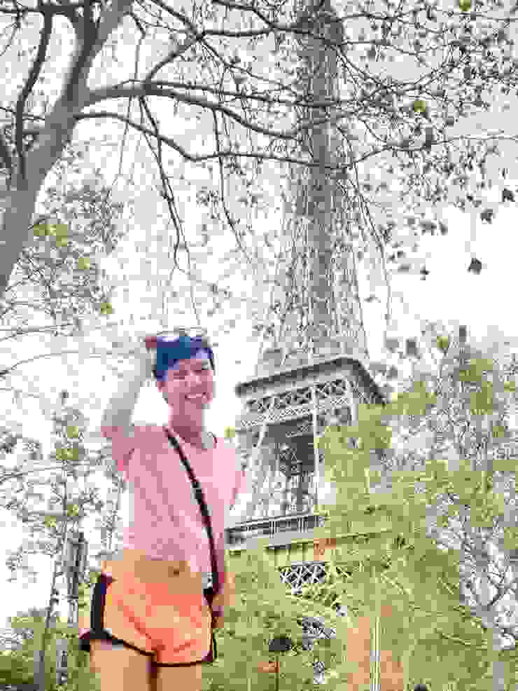 我在巴黎鐵塔前自拍
