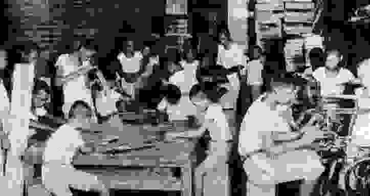 龍山公學校的學童在學習木工製作。1936年出版。（圖源：台灣舊照片資料庫）