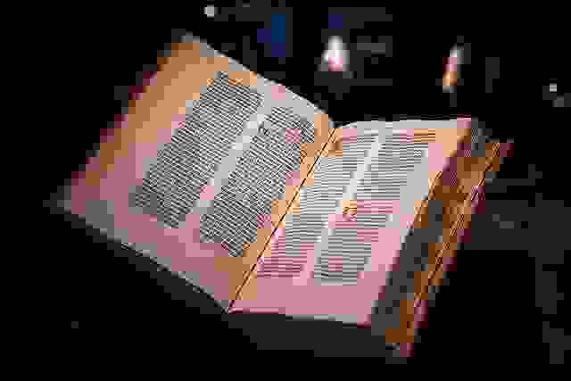 https://fr.wikipedia.org/wiki/Bible_de_Gutenberg#/media/Fichier:Gutenberg_Bodmer.jpg