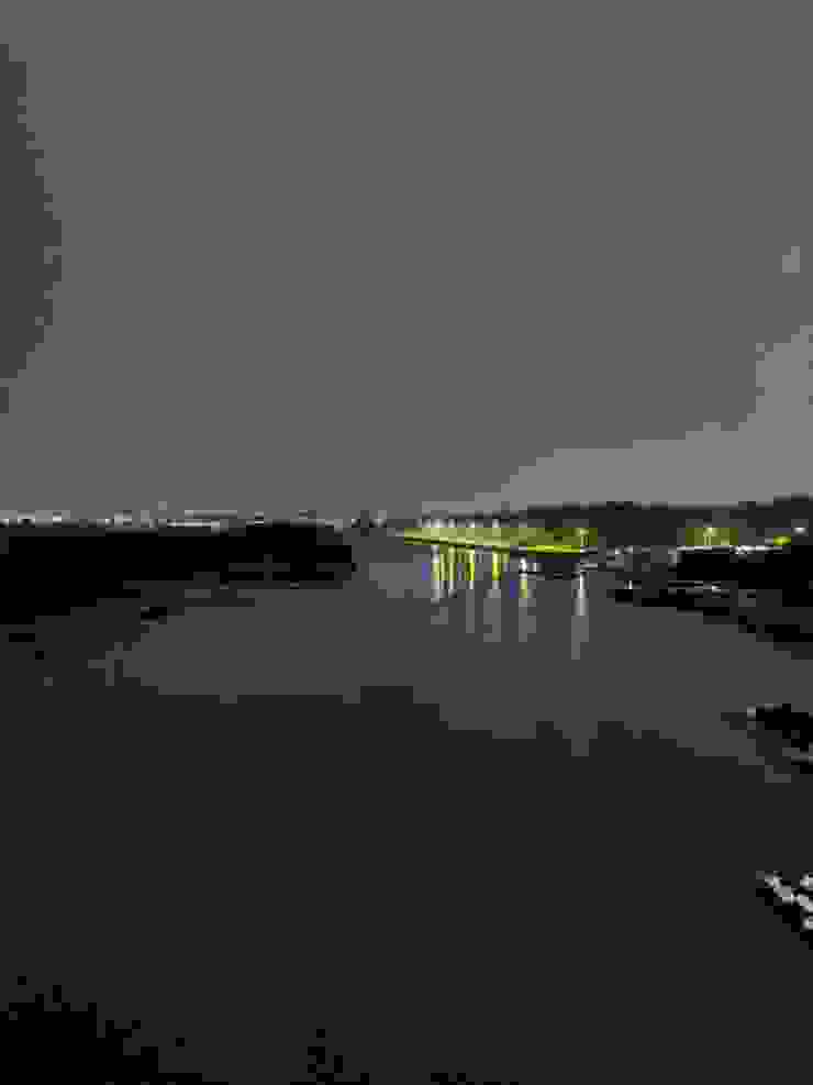 就這樣夜幕低垂，走在漁光橋上欣賞夜景