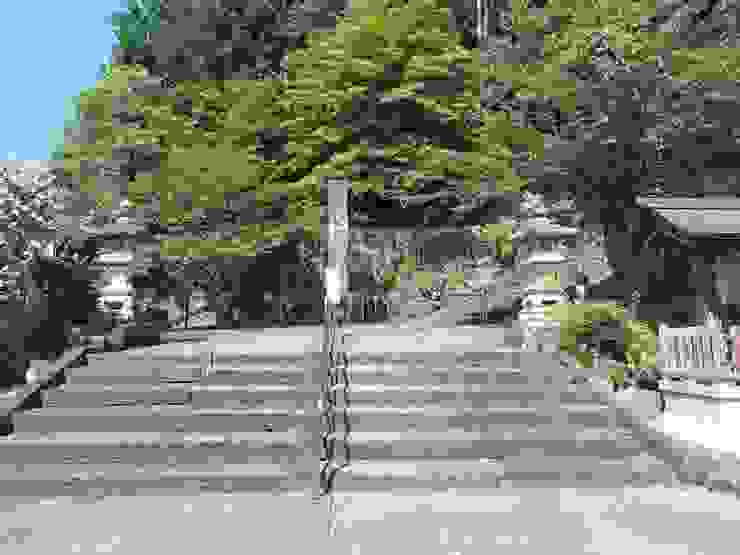 從入口往神社深處的第一階樓梯，旁邊也有神社相關的紀念碑~