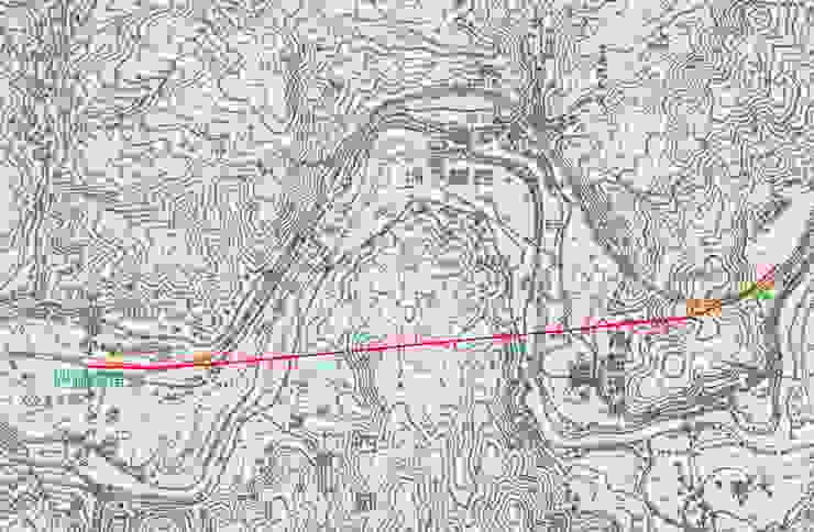 橘線是日本時代宜蘭線鐵道所走的路線，紅線則是1970年代截彎取直的路線(取自日治二萬五千分之一地形圖(1920s))