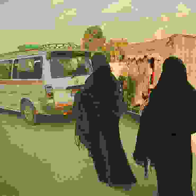 路上穿傳統黑袍的婦女