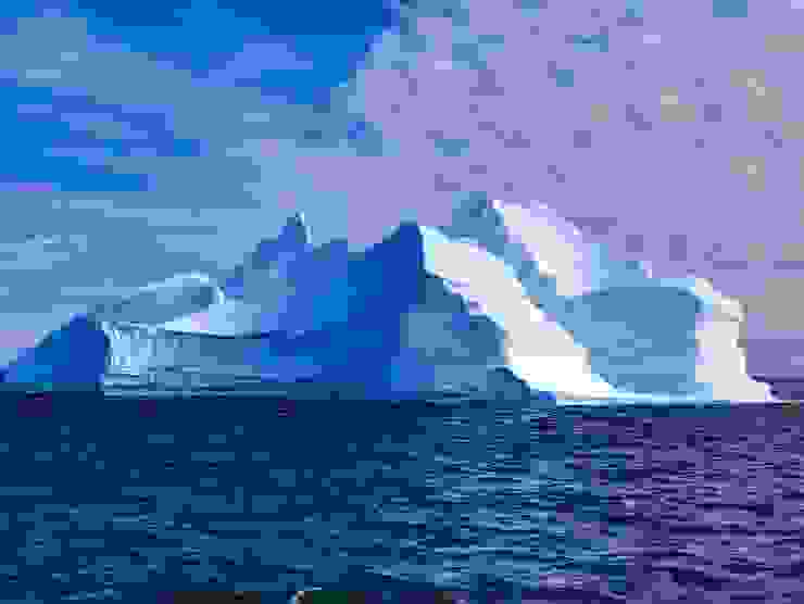 磅礡的冰山，水面上僅為其總體積的九分之一，南極。
