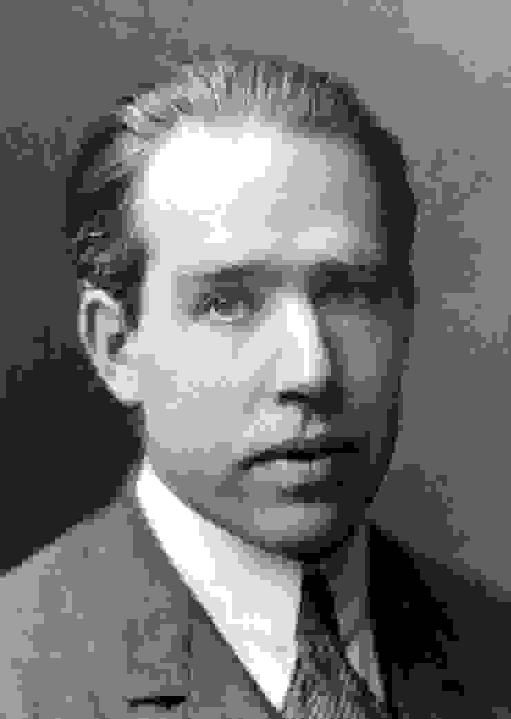 尼爾斯波耳 Niels Bohr, 1885~1962；波耳是利用量子化概念，合理解釋氫原子光譜位物理化學和量子力學領域做出了極大貢獻；他在二戰爆發前後，與主持德國核武器開發的海森堡會談，在意識到可能會被納粹德國逮捕的情況下，他流亡至英國成為曼哈頓計畫中在英國的主要計畫領導人；戰後他成為歐洲核子研究組織的創辦人
