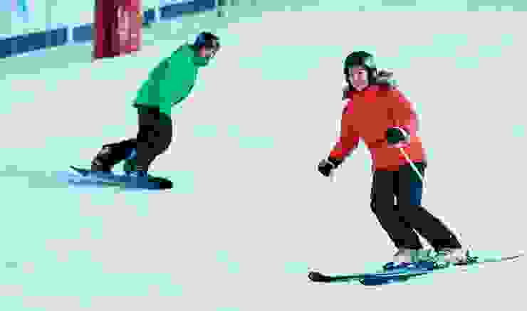 左為單板/雪板/snowboard，右為雙版/ski
