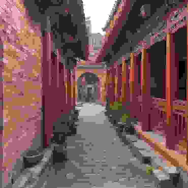 恆春城內處處可見成排的朱紅色楹柱。/AI攝影