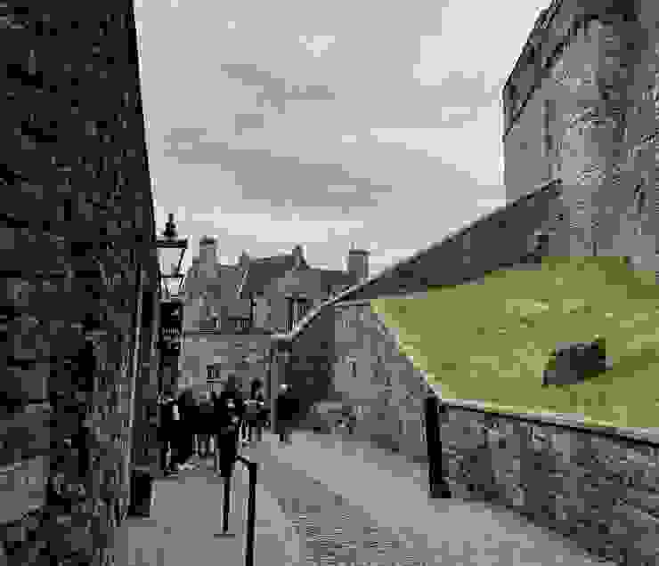 愛丁堡城堡 (Edinburgh Castle)是建於12世紀的軍事堡壘，目前仍有軍隊駐紮。