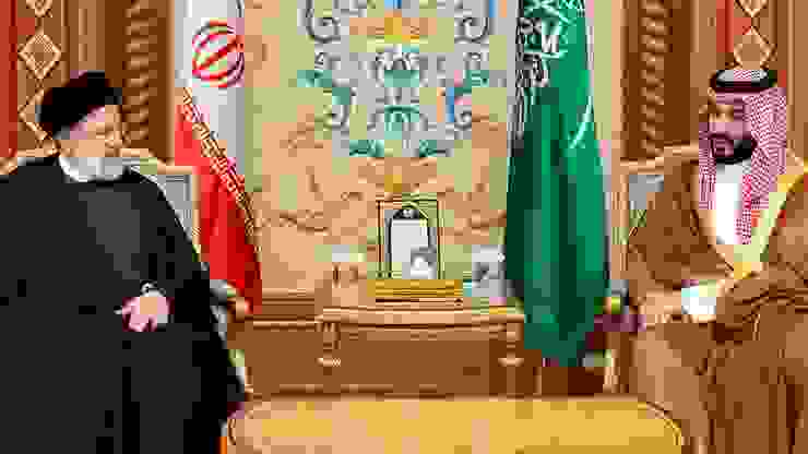伊朗總統萊希2023年11月11日訪問沙特阿拉伯利雅得，與沙特王儲穆罕默德會面。（Reuters）