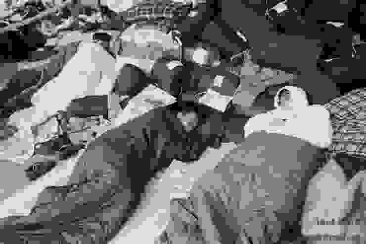 廣場夜眠睡袋的學生 攝影：葉仰山
