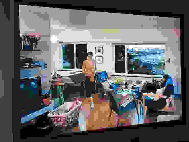 加拿大藝術家傑夫．沃爾的攝影作品Jeff Wall, A view from an apartment, 2004-2005, transparency in lightbox, 167.0 x 244.0 cm, Courtesy of the artist.