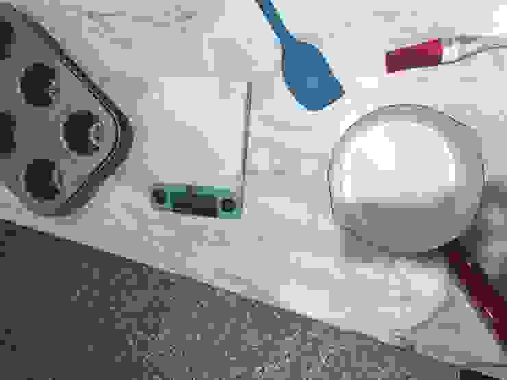 工具由左而右：可麗露模具、量器、刮刀、刷具、煮奶鍋