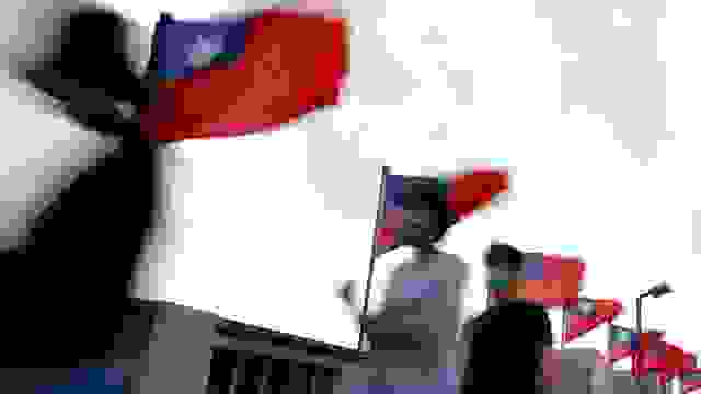 台湾中华民国旗帜与行人