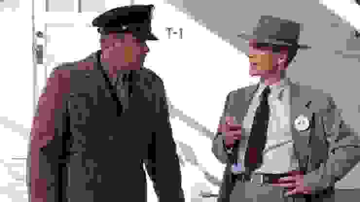 《奧本海默》電影劇照，左為飾演格羅夫斯將軍的麥特戴蒙，右為飾演奧本海默的席尼墨菲