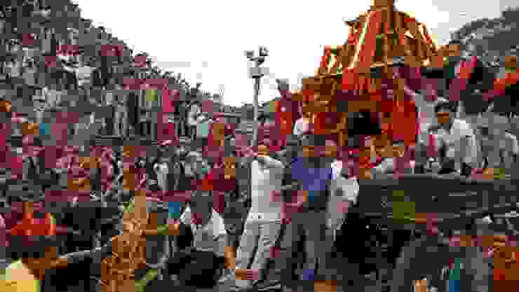 因陀羅節期間，信徒們拉著庫瑪麗的檀車。 路透社：Gopal Chitraker