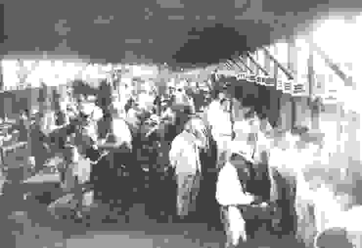 臺中商業專修學校學生，到臺中大肚山競馬場，實習馬券買賣作業。攝於1941年（圖源：文化部國家記憶庫）