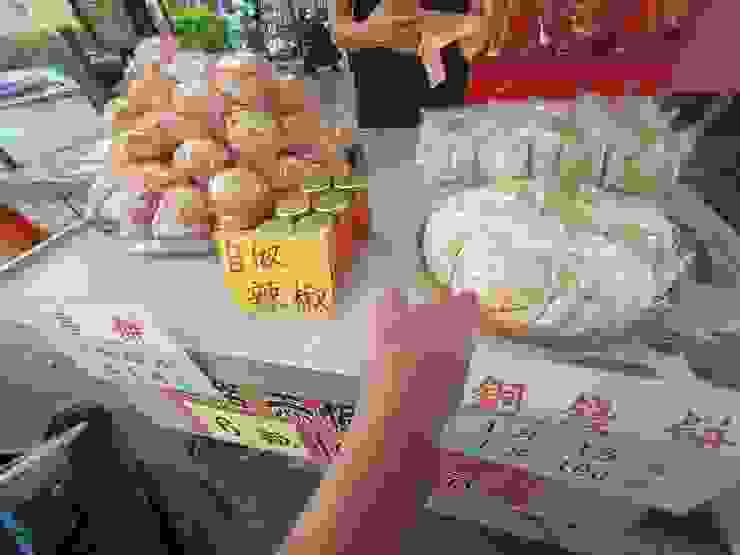 台南街道上販售的椪餅(左邊，香餅)
