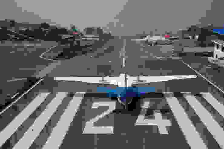 一眼就可以望穿的機場跑道，只有500多公尺，起飛用俯衝的方式加速
