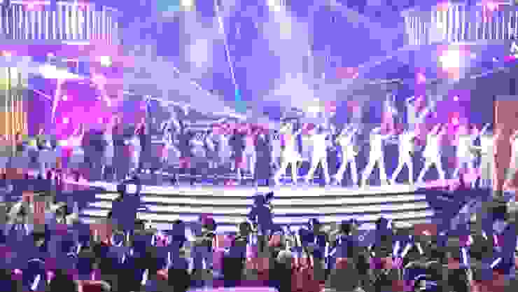 日本天團YOASOBI在去(2023)年登上NHK紅白歌唱大賽演唱動畫《我推的孩子》主題曲〈Idol〉，並邀請櫻坂46、LE SSERAFIM等偶像團體伴舞。(圖源:NHK)