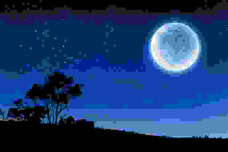 藍月亮並非指月亮真的變成藍色，而是當一個陽曆月內出現兩次滿月，第二次的滿月則會被稱為「藍月亮」。 