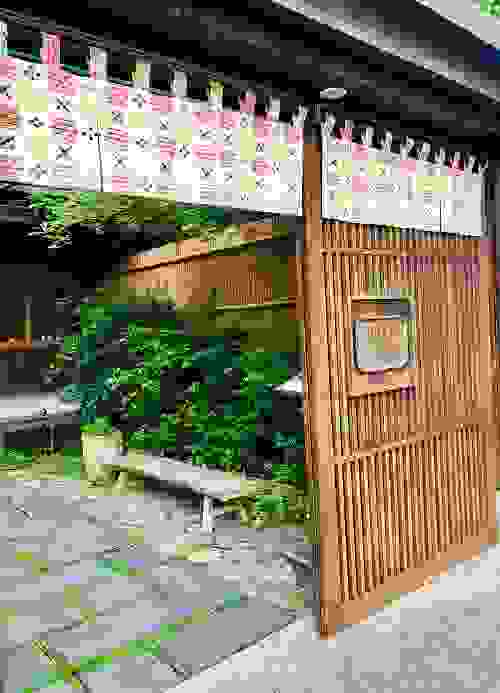 「珍珠菓子喫茶屋」位於巷子內，有點低調的外觀，但卻古色古香，有著濃濃的日式風格。