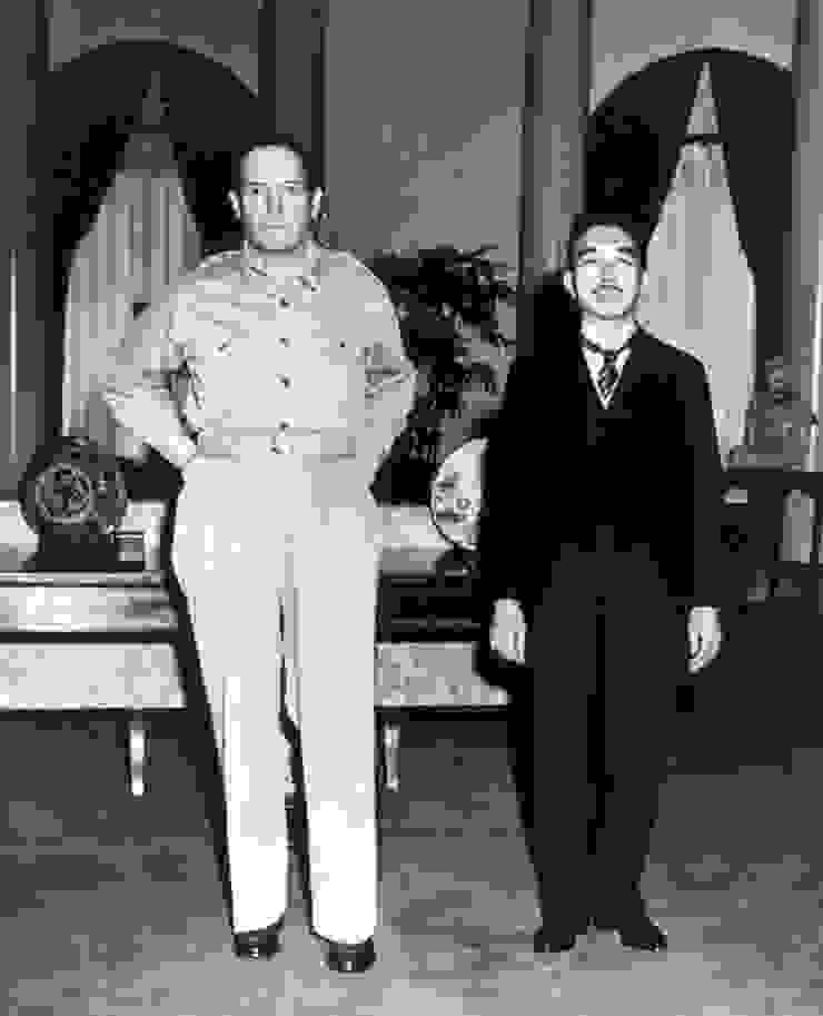 當時GHQ接管日本戰後局勢，日本大小事都需向GHQ協調。圖為麥克阿瑟與昭和天皇合照。圖片來源：維基百科