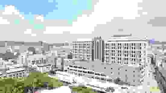 聖保祿醫院新舊院區(取自聖保祿醫院官網)，左邊藍色即是興建中的明築輝皇
