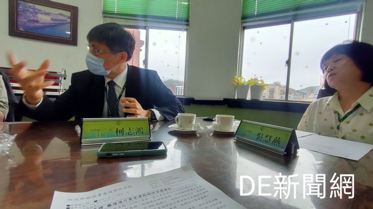 基隆關八里分關主任柯志鴻(圖左)說，貨櫃儀檢申請展延需依規定辦理。(記者曾金萬/基隆拍攝)