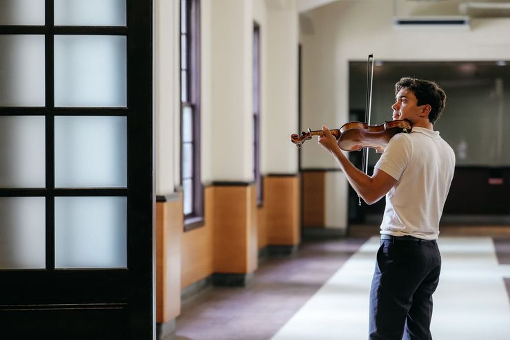 美國寇帝斯音樂院最年輕教授、小提琴新星班哲明．比爾曼（Benjamin Beilman）。