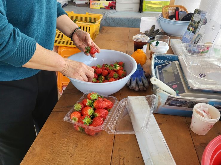 老闆幫我們裝更多草莓