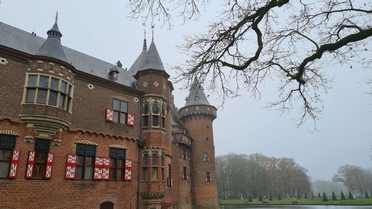 德哈爾城堡外觀，以紅白相間的裝飾為城堡代表配色。（攝影：王幸慈）