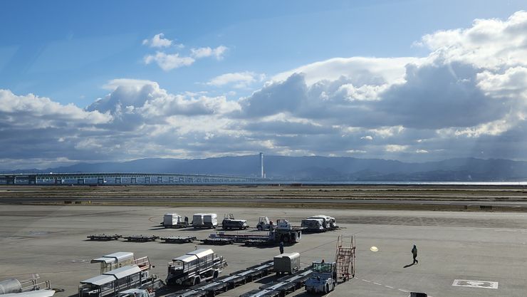 回國時，大阪是好天氣。由關西機場的第17號登機口，向著堺市的方向拍攝。下次見了~堺。