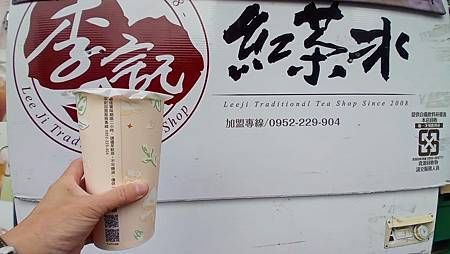 [台北美食]古早味回憶的李記紅茶冰，三大經營條件營運下、平易
