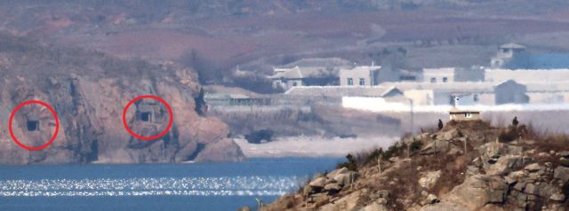 6日上午，從仁川甕津郡大延坪島看到的北韓黃海道沿海村莊附近安裝的岸砲砲門已打開。〈韓國聯合新聞〉