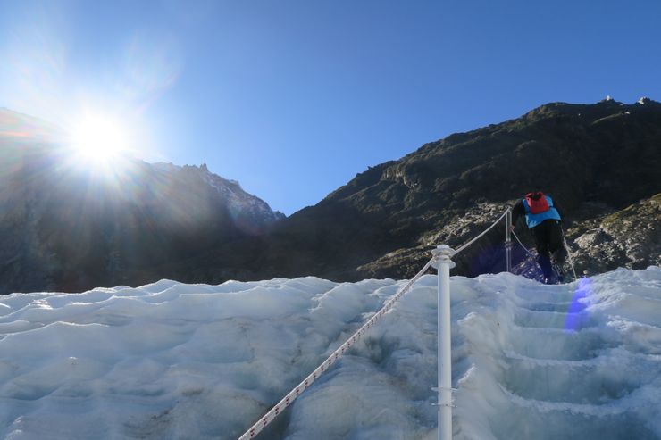 冰川健行的路徑，已經事先鑿出階梯、安上拉繩。讓遊客方便穿梭在濕滑的冰河上。