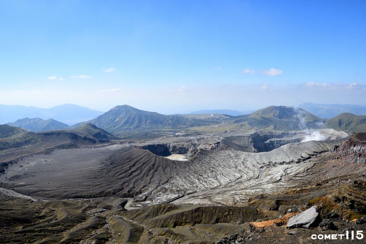阿蘇山是九州規模數一數二的火山，由上往下看更能感受大地帶來的震撼