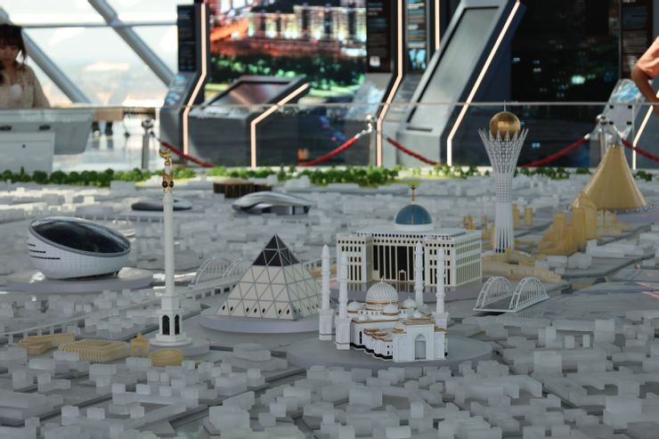 位於努爾阿萊姆未來博物館的阿斯塔納城市模型，地標建築聚集在千禧軸線上。