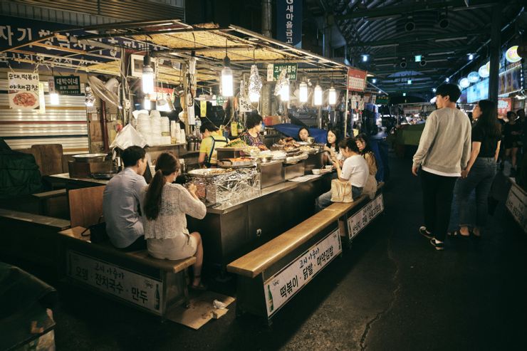 韓國路邊小吃攤，許多外國觀光客試著說韓語溝通時，最容易踩到敬語的雷！