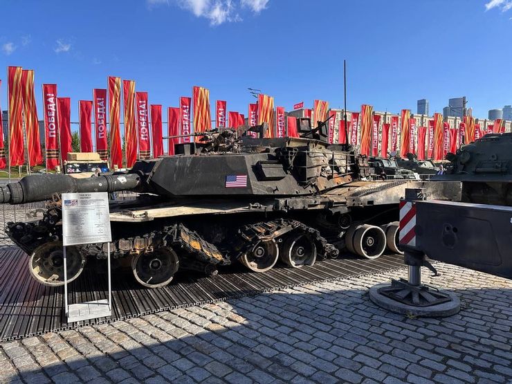 慘遭擊毀的美製M1A1主力戰車，被拖到莫斯科的勝利公園展覽。